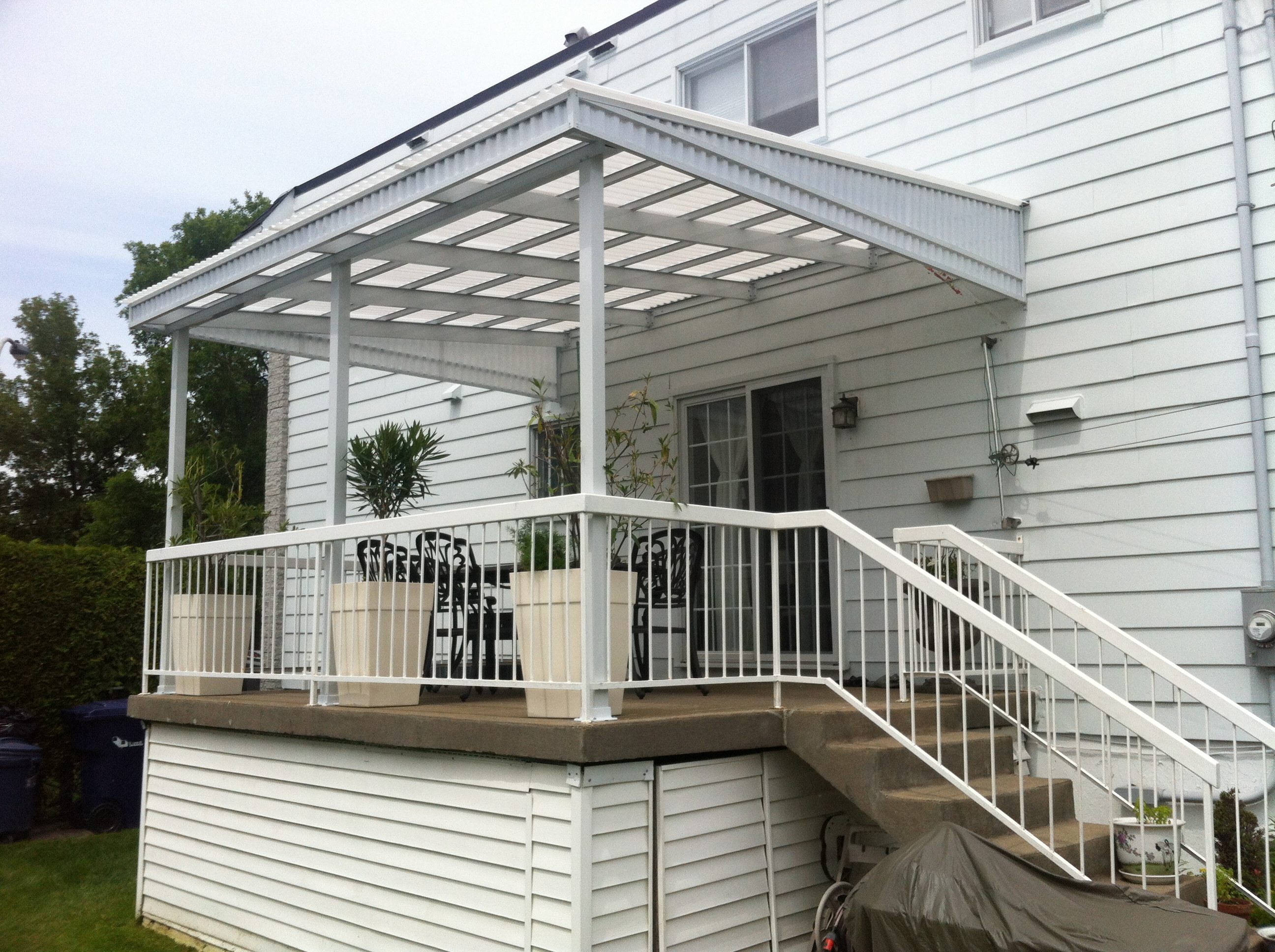 Auvent d'aluminium en polycarbonate : Balcon Dépôt